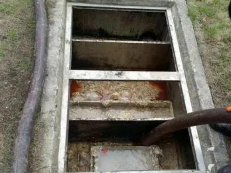 青湖路街道隔油池清理
