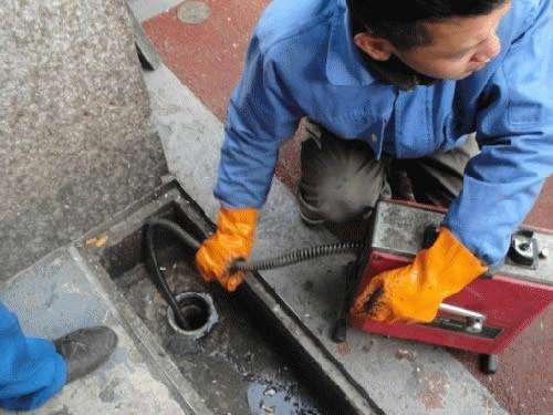 青湖路街道疏通下水道