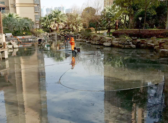 青湖路街道景观池淤泥清理
