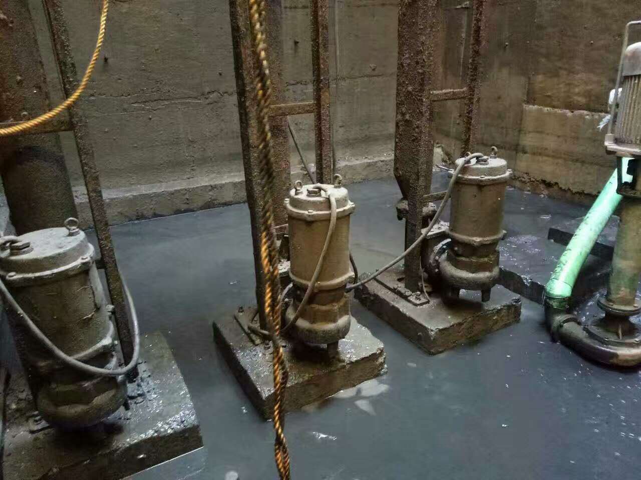 青湖路街道污水池清理