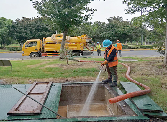 青湖路街道化油池清理