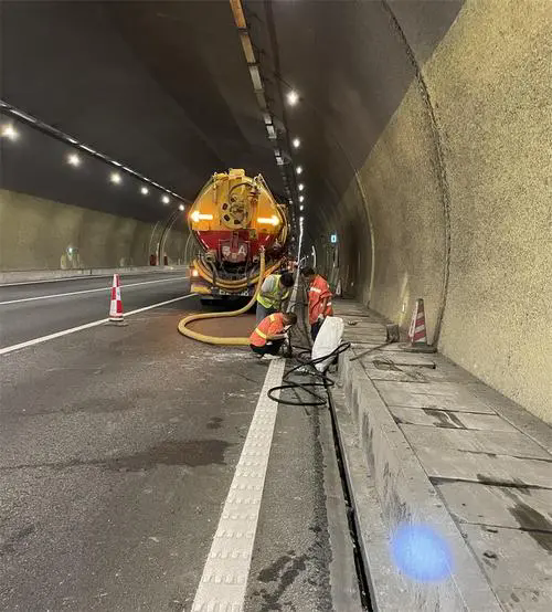 青湖路街道隧道排水渠清淤